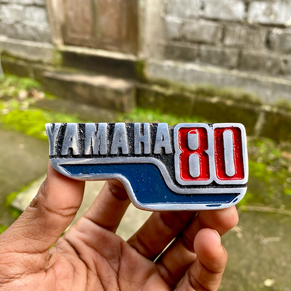 EMBLEM SAYAP V80 platina dan V80CDI.Emblem sayap depan v80.