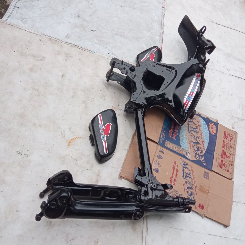rangka tangki fork shockbreaker depan Honda c70 original normal cat baru hitam kilap normal siap pak