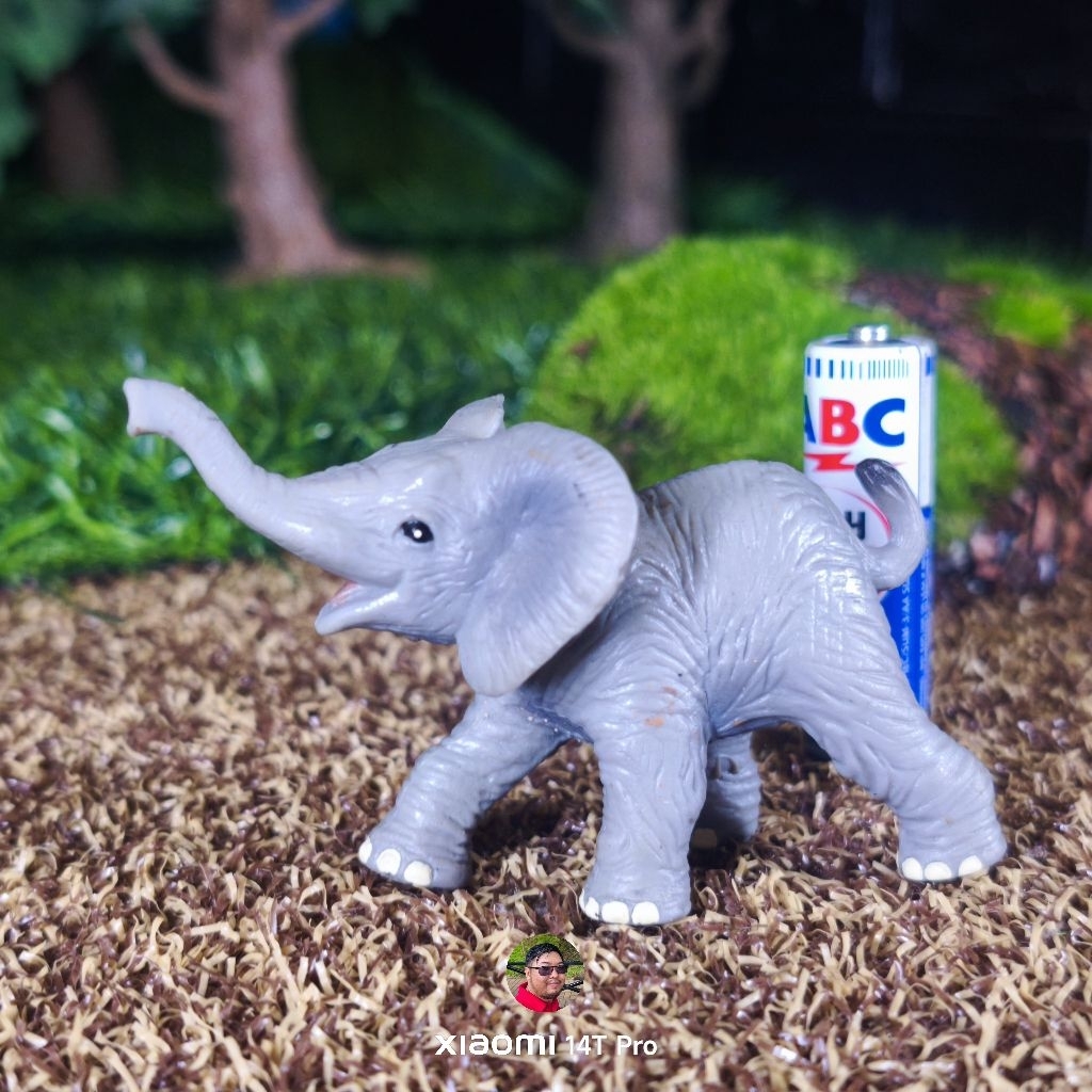 Safari Ltd 2003 elephant baby figure