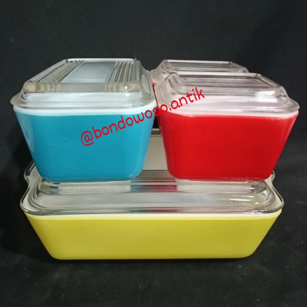 VINTAGE PYREX REFRIGERATOR DISH, USA