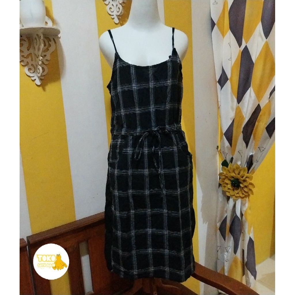 dress overall kotak hitam