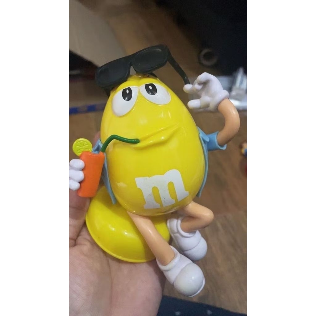 figur MnM kuning lucu unik