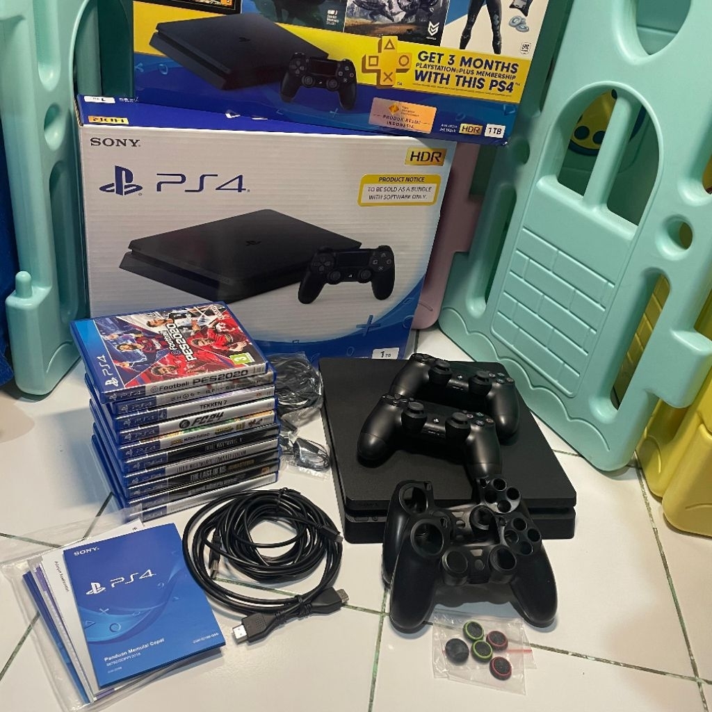 PS4 Slim 1TB CUH-2218B & All BD