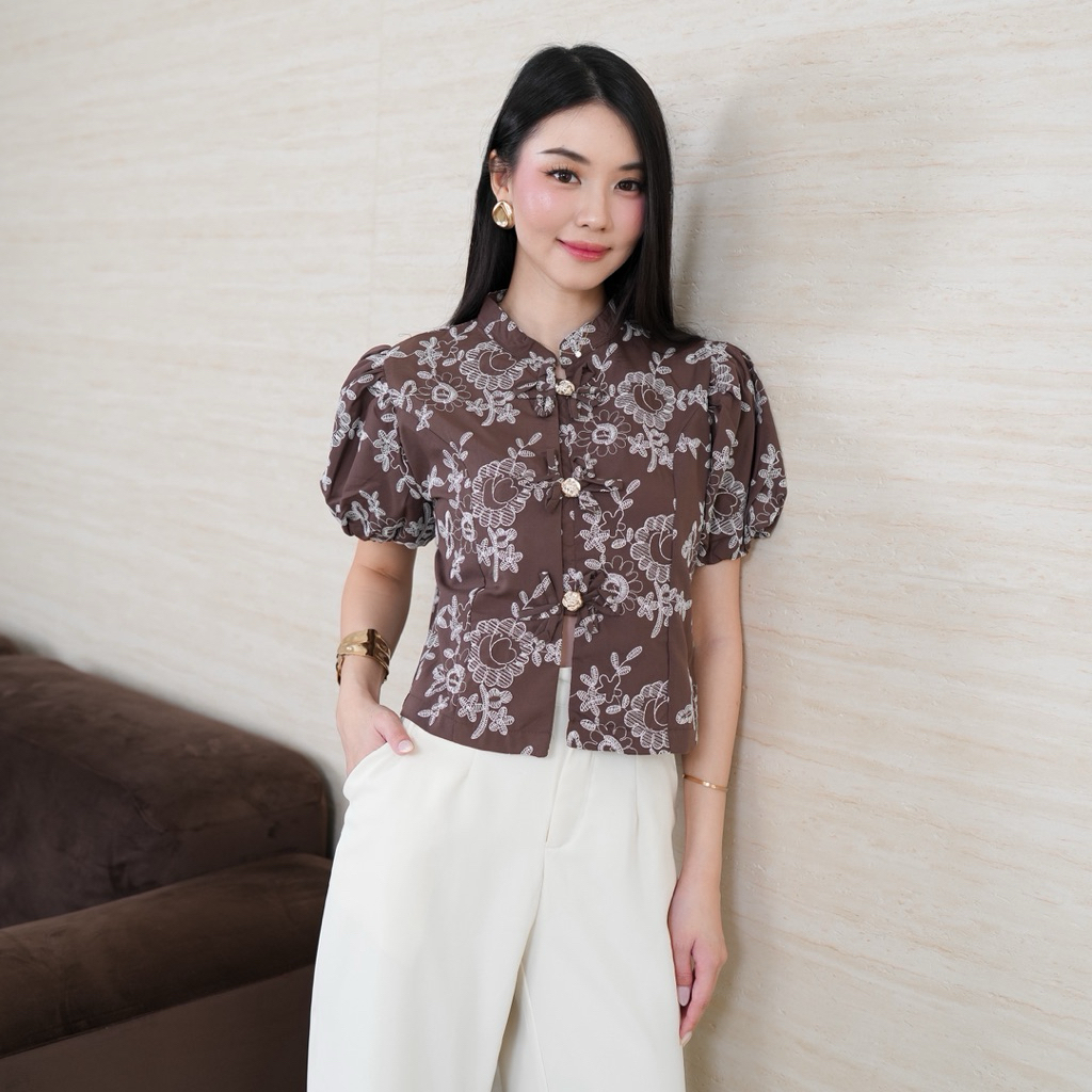 KATY TOP - Atasan Blouse Wanita Kerah Collar Katun Bordir Kancing Mewah Motif Floral Lengan Pendek B
