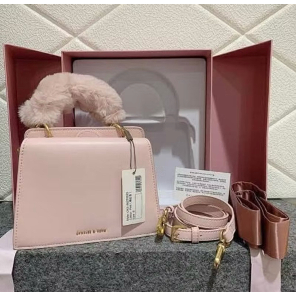 Tas wanita charles & keith pink bulu