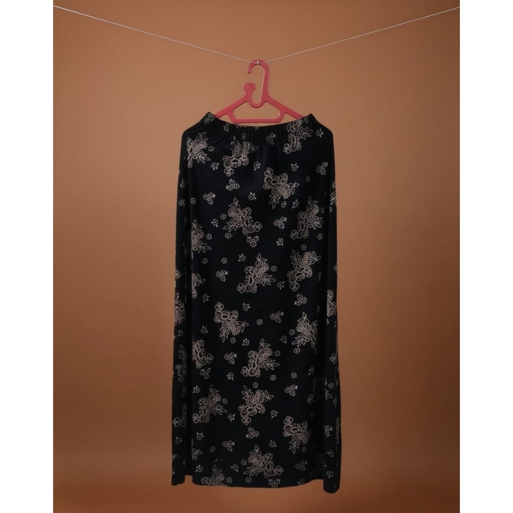 rok hitam span panjang motif bunga bahan bludru lembut