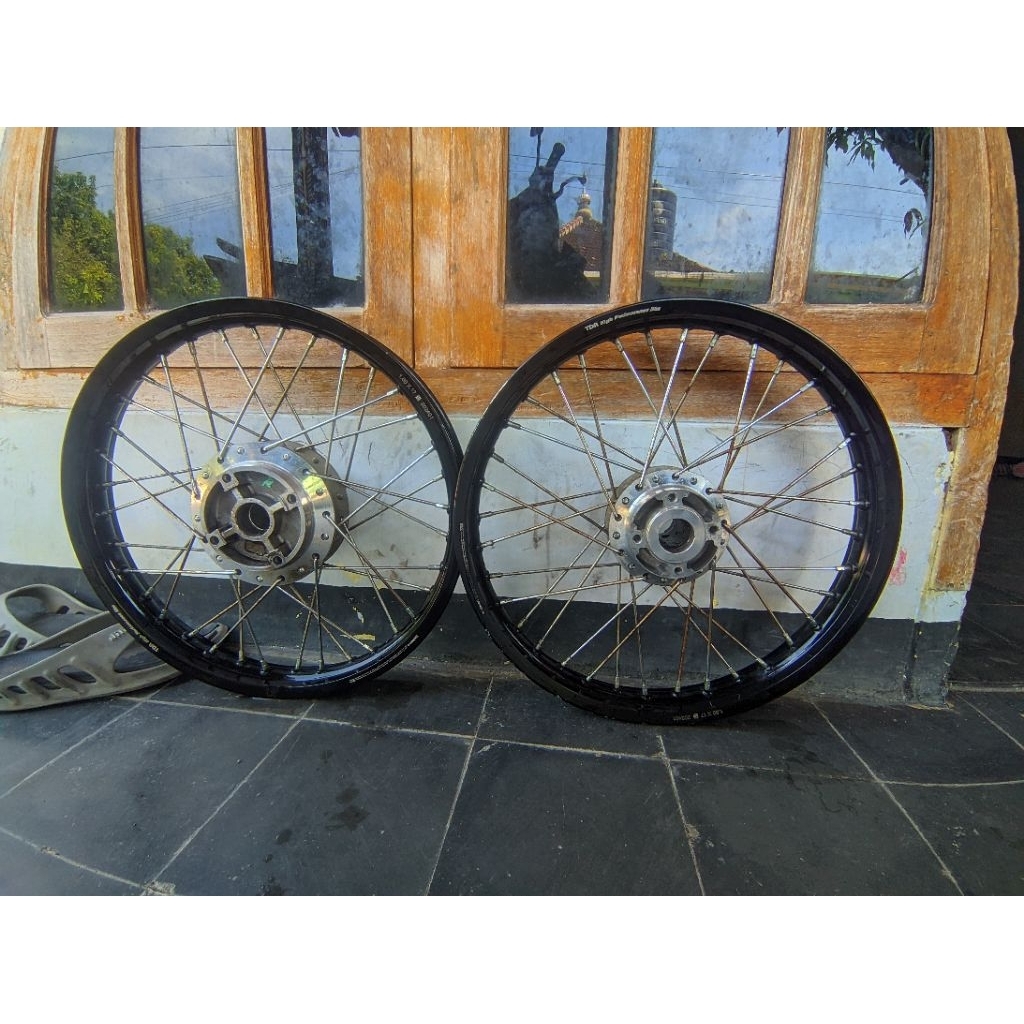 Velg Jari - Jari untuk Motor New Jupiter MX warna Hitam ukuran 1.60