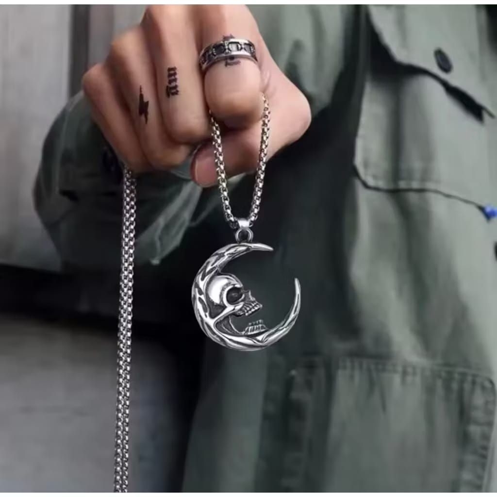 KALUNG TITANIUM PRIA DAN WANITA LIONTIN TENGKORAK BULAN KALUNG PUNK HIP HOP