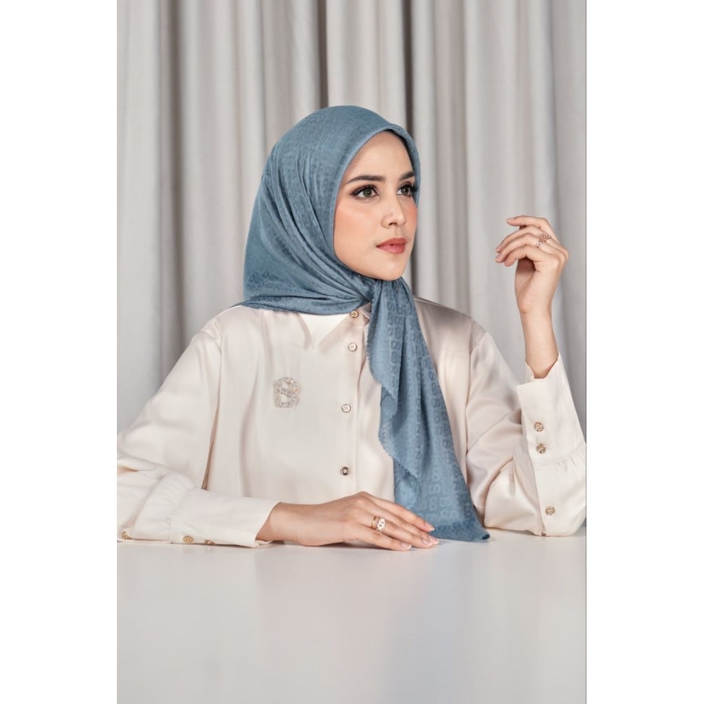 Buttonscarves Tapis Embossed Everyday China Blue BS Preloved