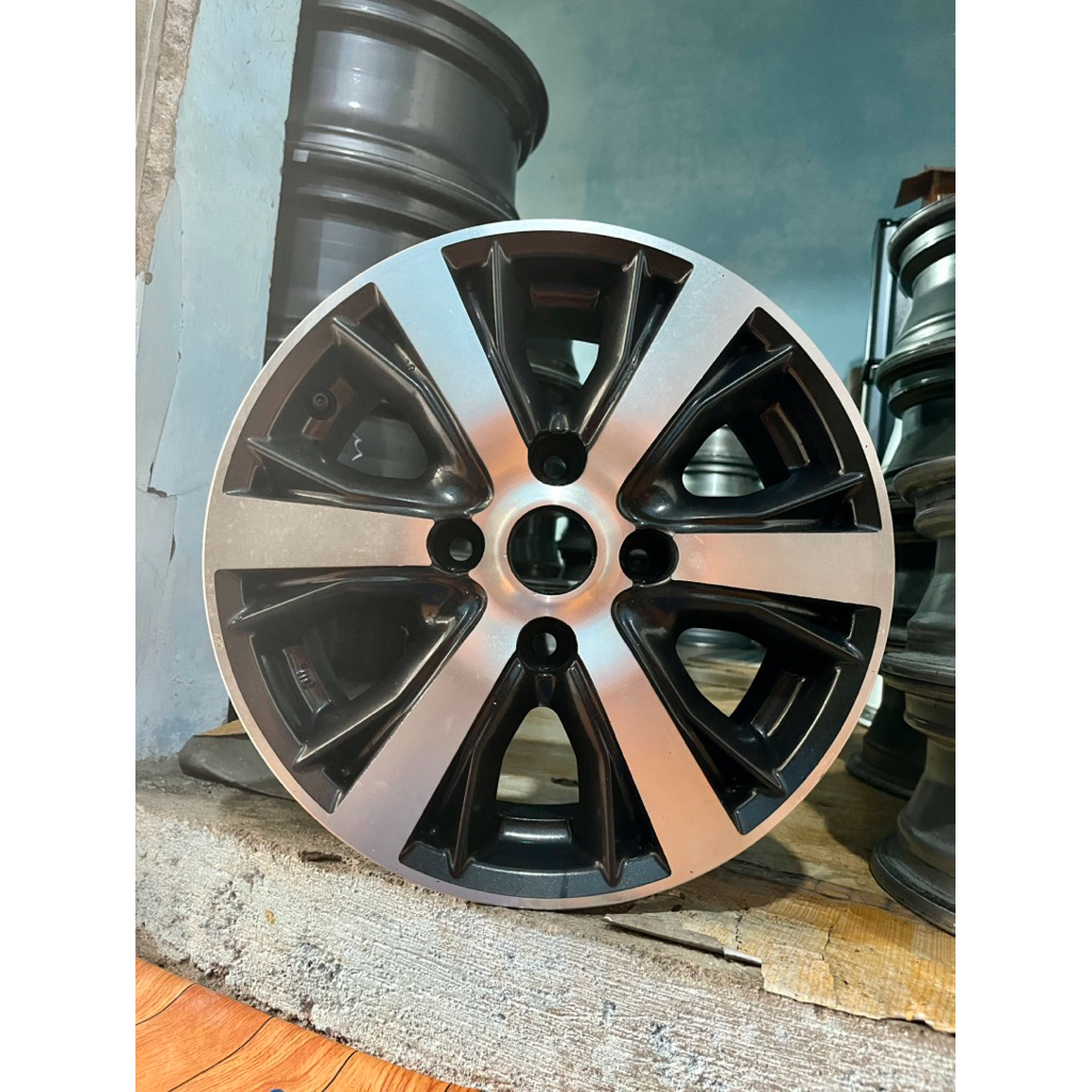 velg serep ori Livina HWS R15 PCD 4/114 kondisi bekas masih bagus