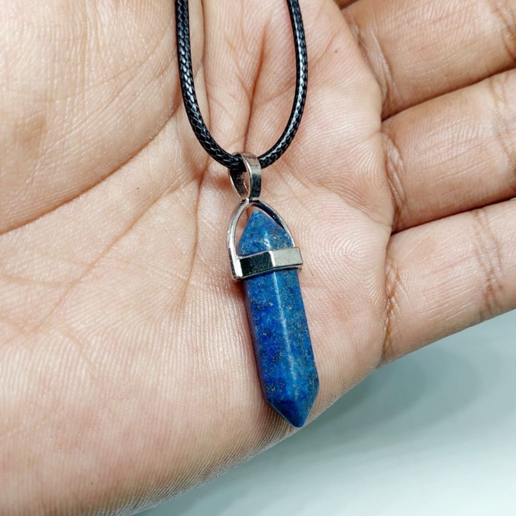Kalung batu lapis lazuli piramid