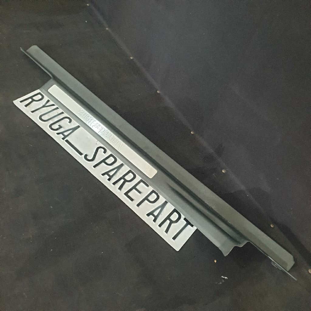 door sill plate depan kanan mercedes benz W203 C240 A2036800835