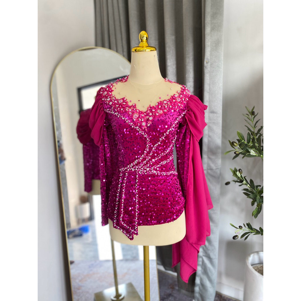 kebaya bludru belakang tertutup pita pinggang hiasan lengan