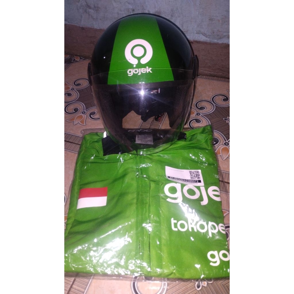 Jaket official gojek dan helm gojek original