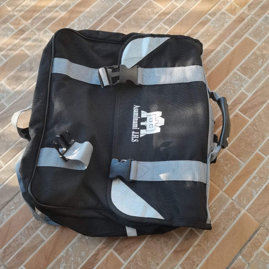985. TAS PUNGGUNG BESAR WARNA HITAM REFLEKTIF   PRELOVED