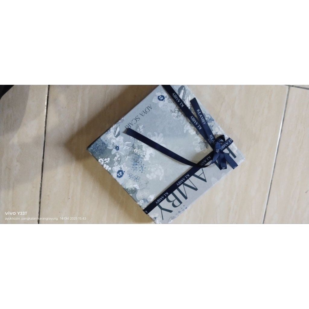 scarf wearing klamby