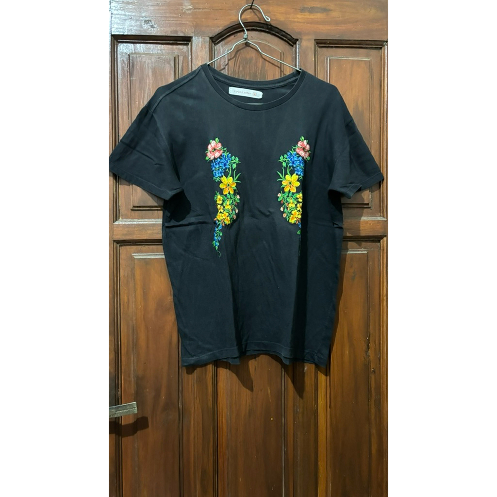 kaos hitam bunga
