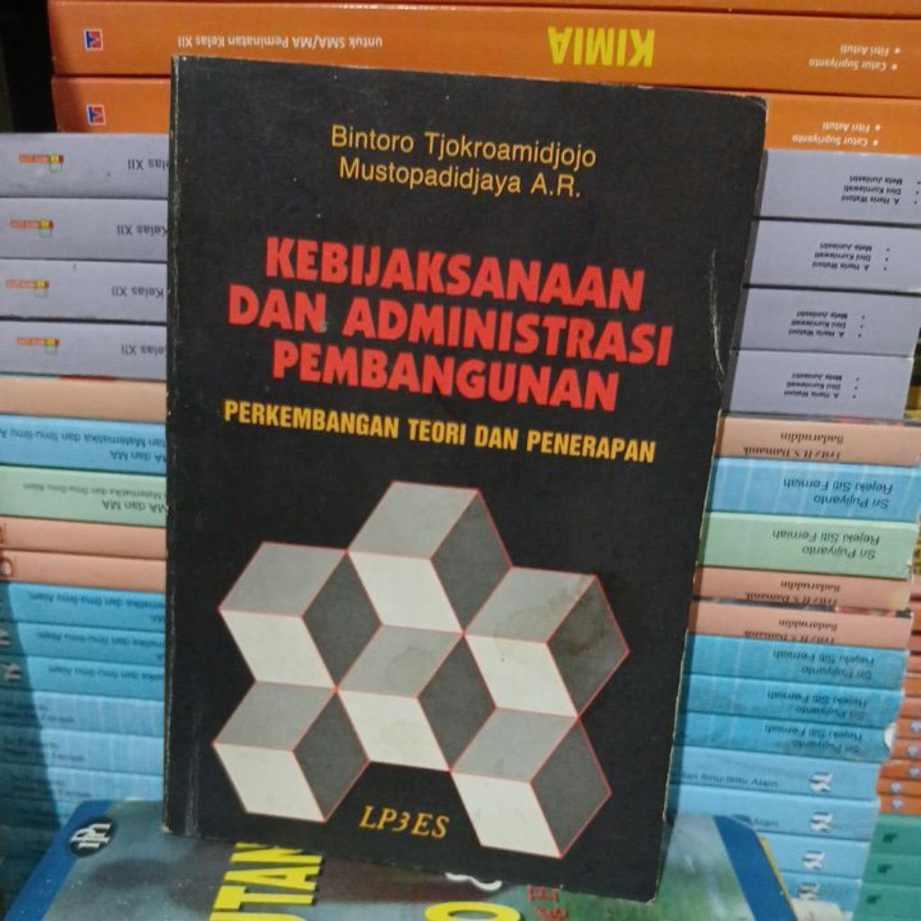 kebijaksanaan dan administrasi pembangunan perkembangan teori dan penerapan buku bekas
