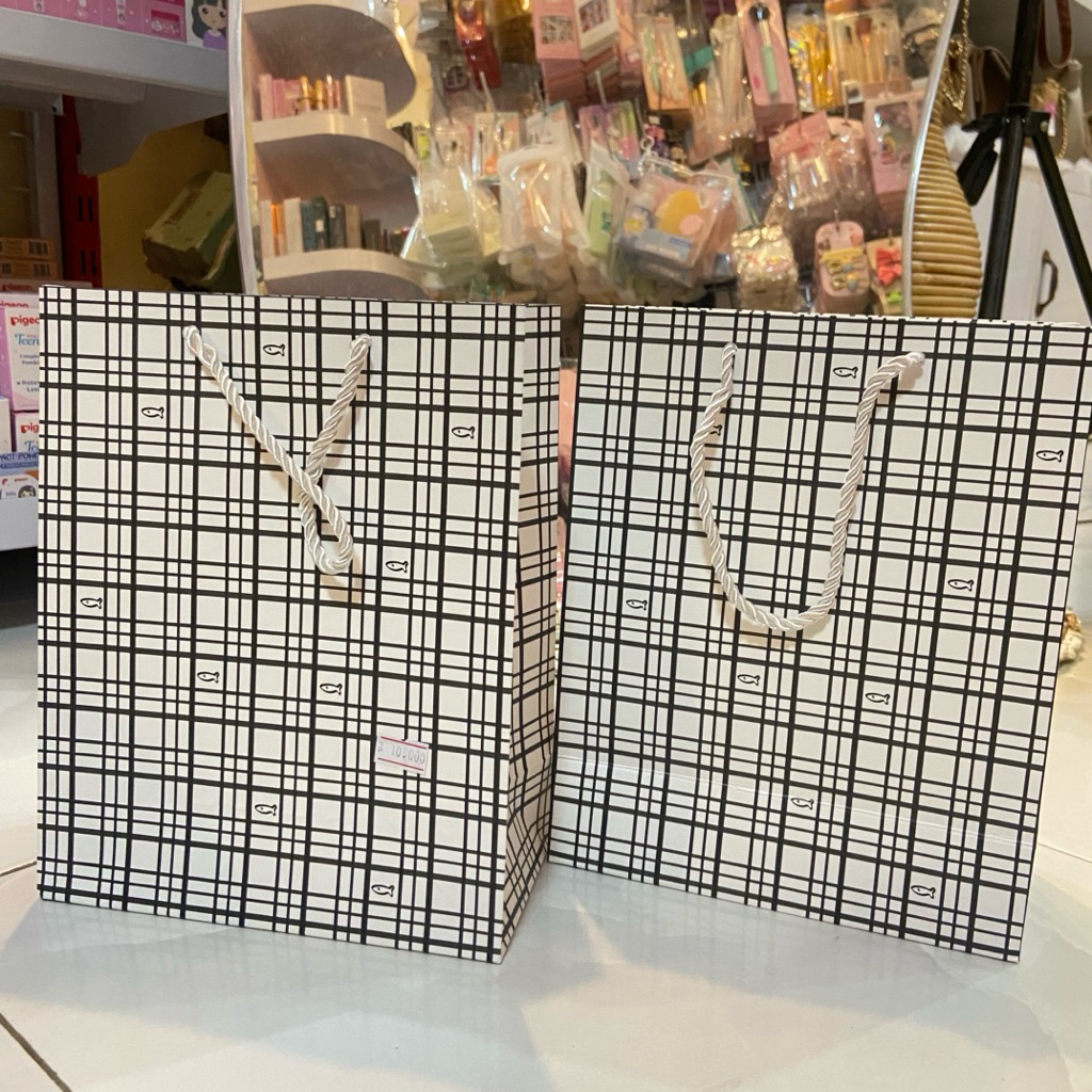 Paper bag motif kotak kotak hitam putih,paper bag lucu