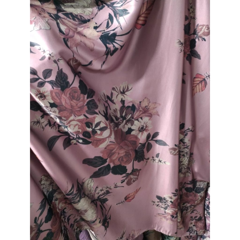 kain Armani silk meteran - harga/0,5m  - kain Armani silk motif bunga - kain armani silk premium - b