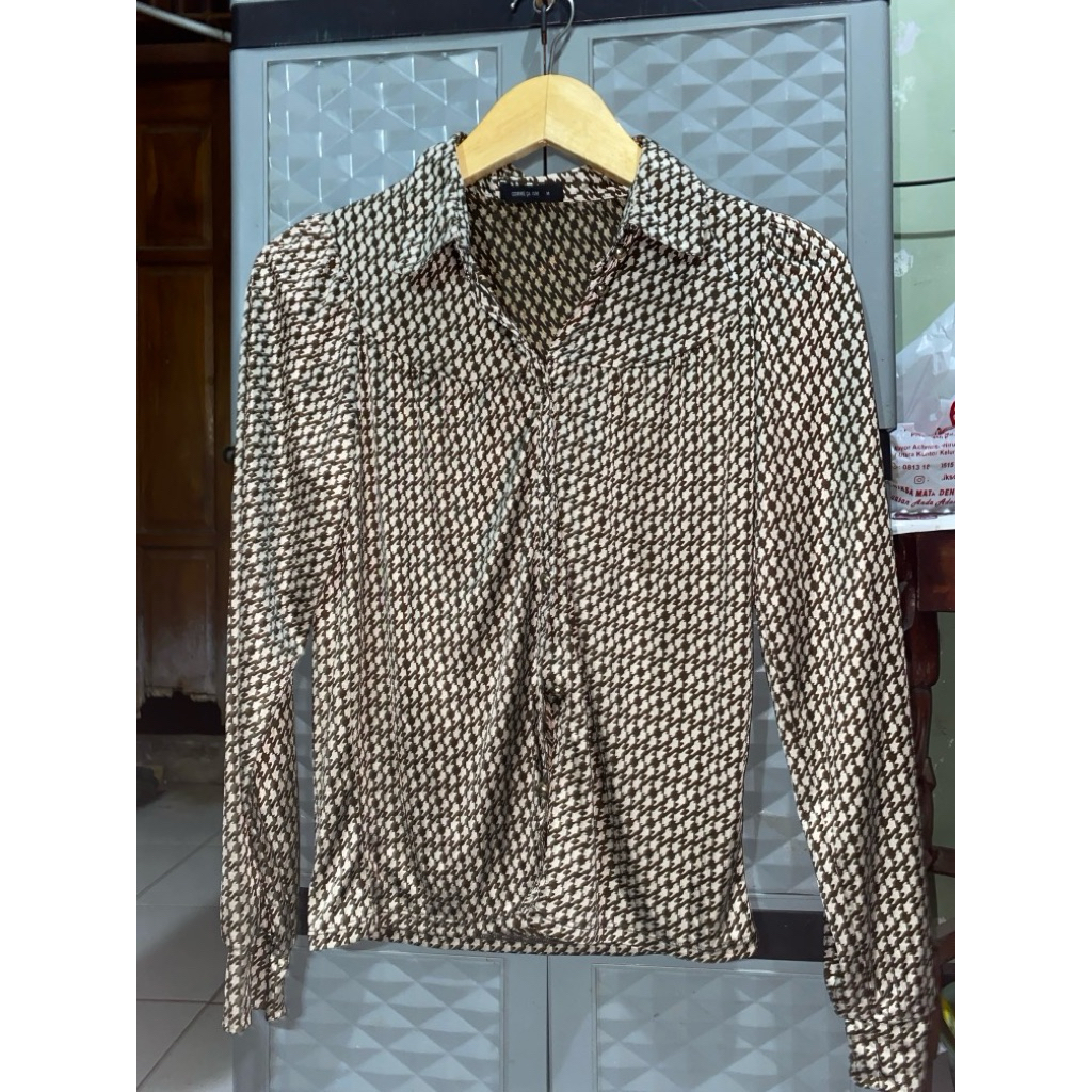 Kemeja Satin putih coklat