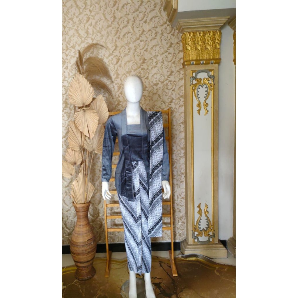 Setelan Kebaya Kutubaru Bludru Warna Abu Abu/Kebaya+Selendang+Jarik Wiru Plisket Motif Sodan Putih