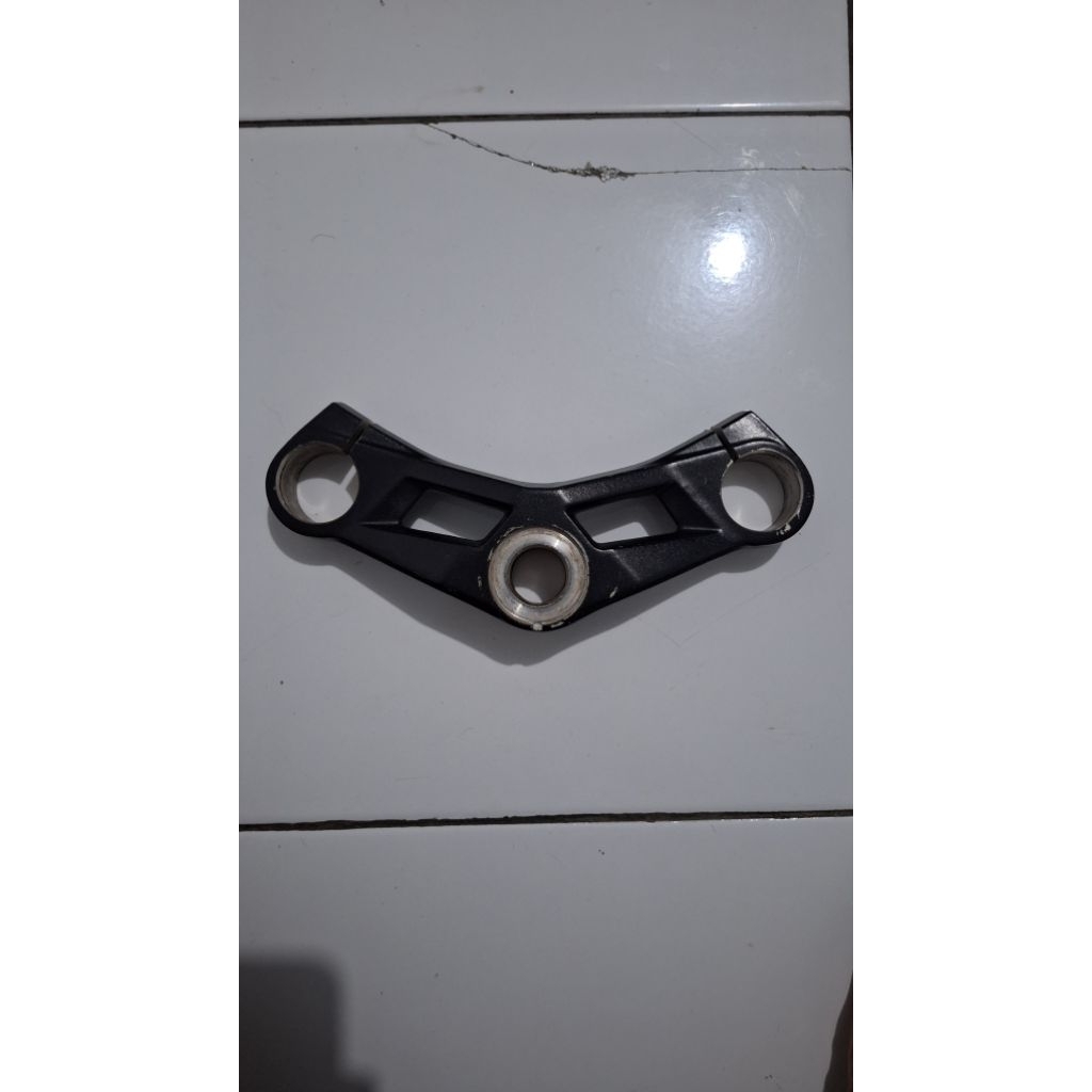 triple clamp segitiga atas gsx r150 original copotan