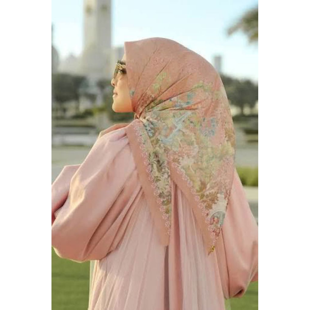 Buttonscarves Al Qasr Clay XL (New With Box)