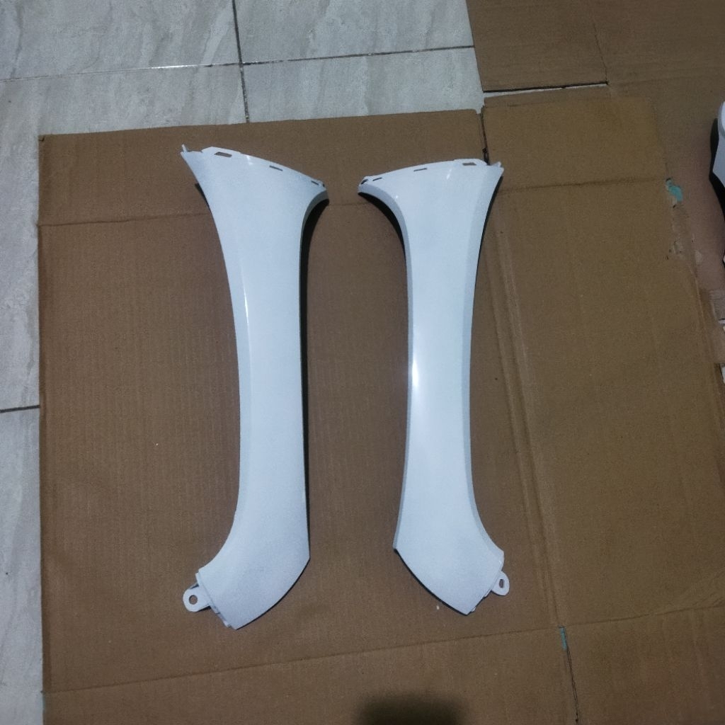 body samping depan kanan kiri Honda Scoopy donat k93 2017-2019 warna putih original lepasan motor