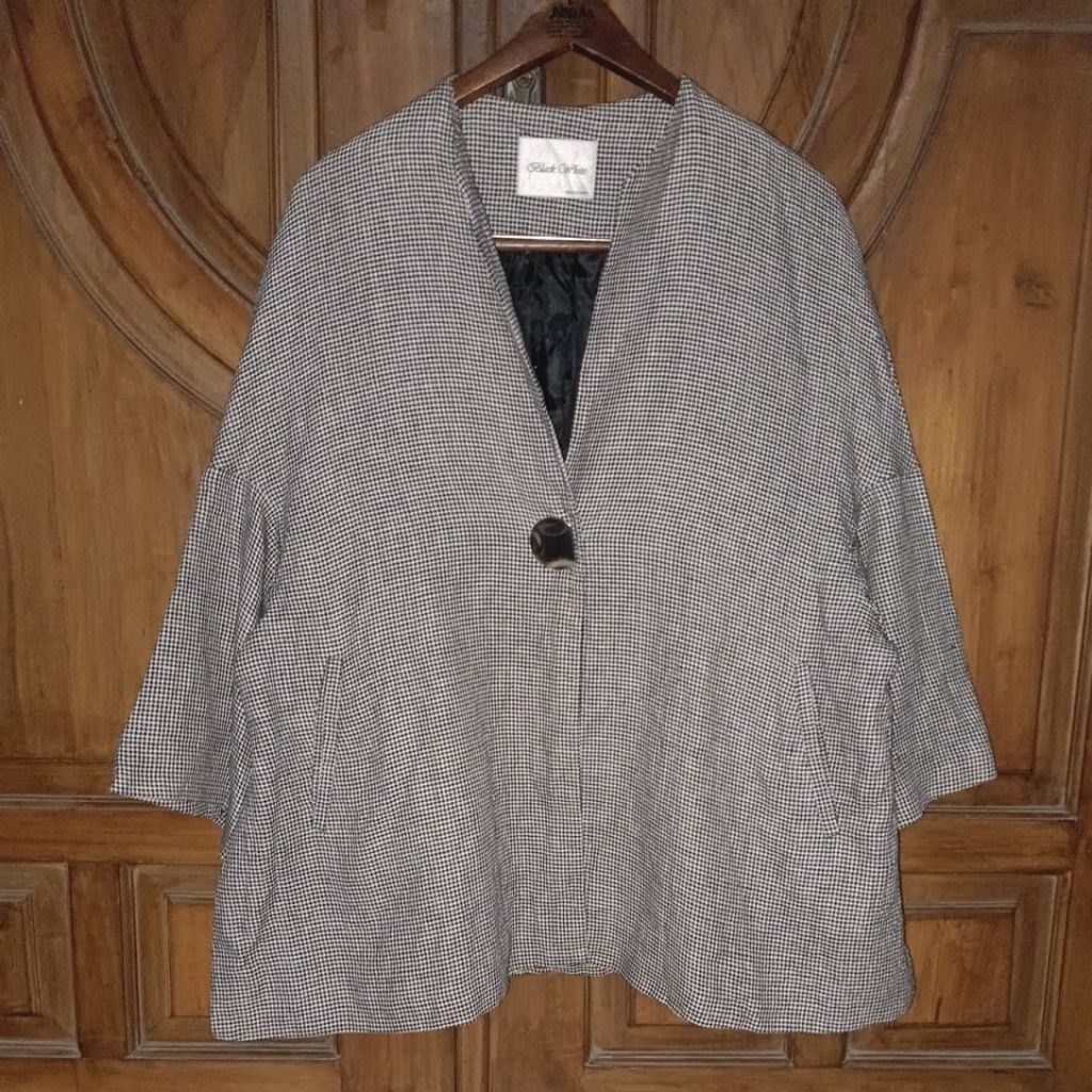 PRELOVED BLACK WHITE Blazer Megar Wanita Motif HS Hitam Putih Bigsize LD 122