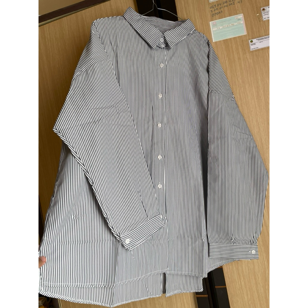 Kemeja Wanita Oversize Motif Salur Abu-Abu (New)