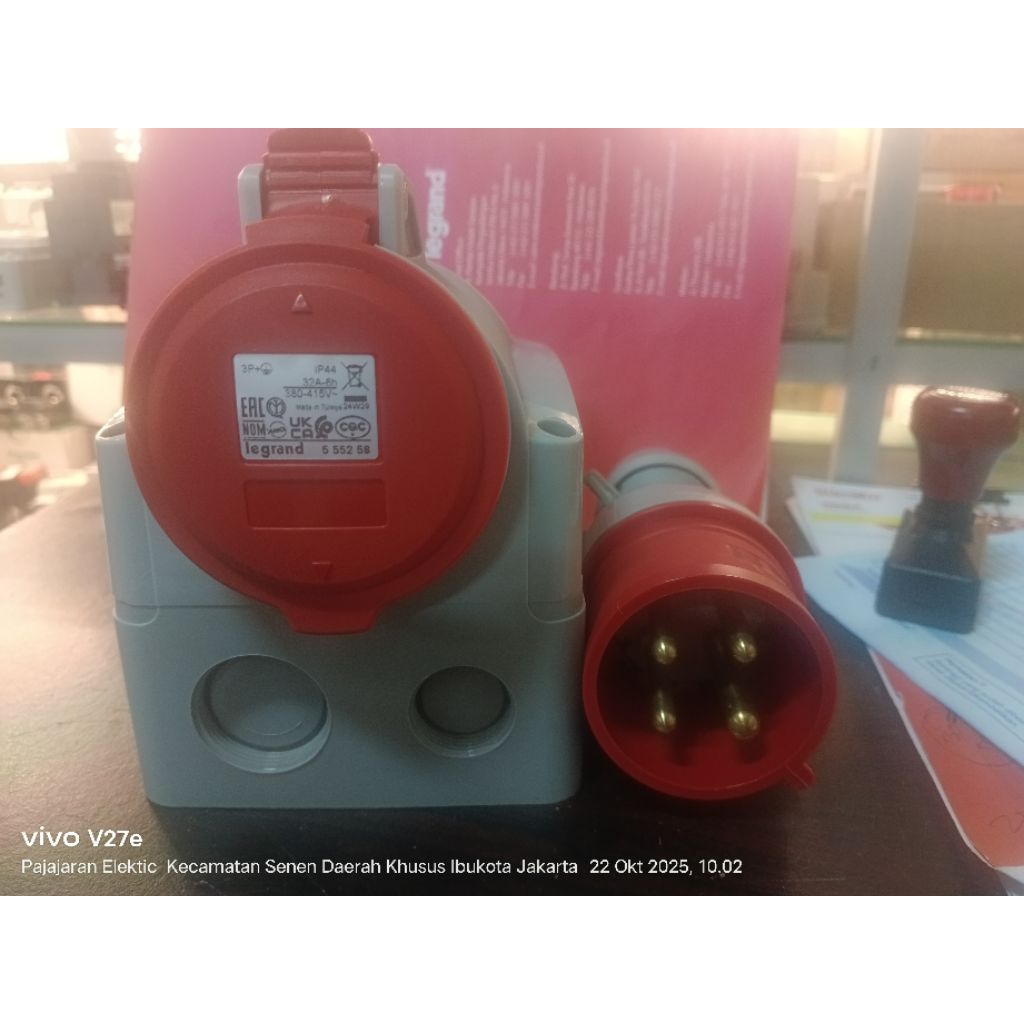 surface mounting 32A 4kaki + plugs legrand