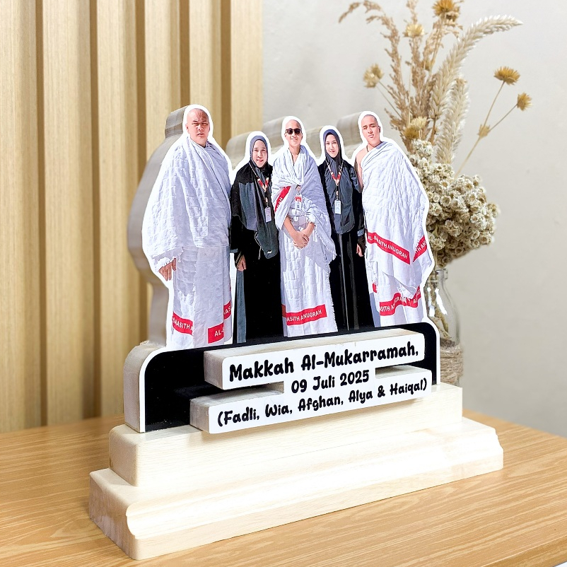 Cakrawala Art - Karikatur Kayu Custom Hadiah Kenangan Umroh & Haji
