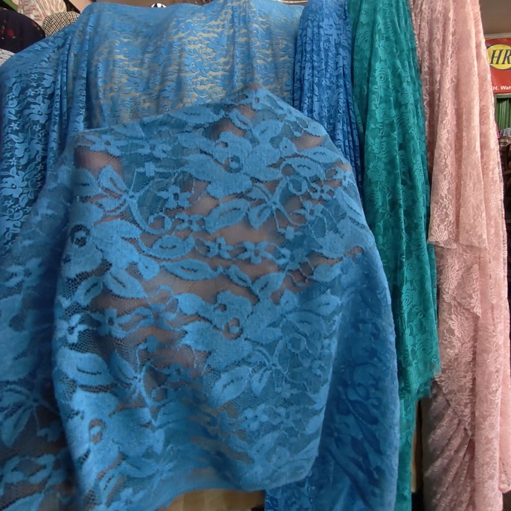 KAIN BRUKAT SPANDEX WARNA BIRU SISA GARMENT - KAIN BROKAT SPANDEX - KAIN KEBAYA HARGA/0,5M