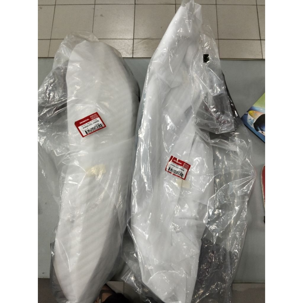 Cover body kanan dan kiri untuk motor Spacy number part 83500KZL930ZB & 83600KZL930ZB