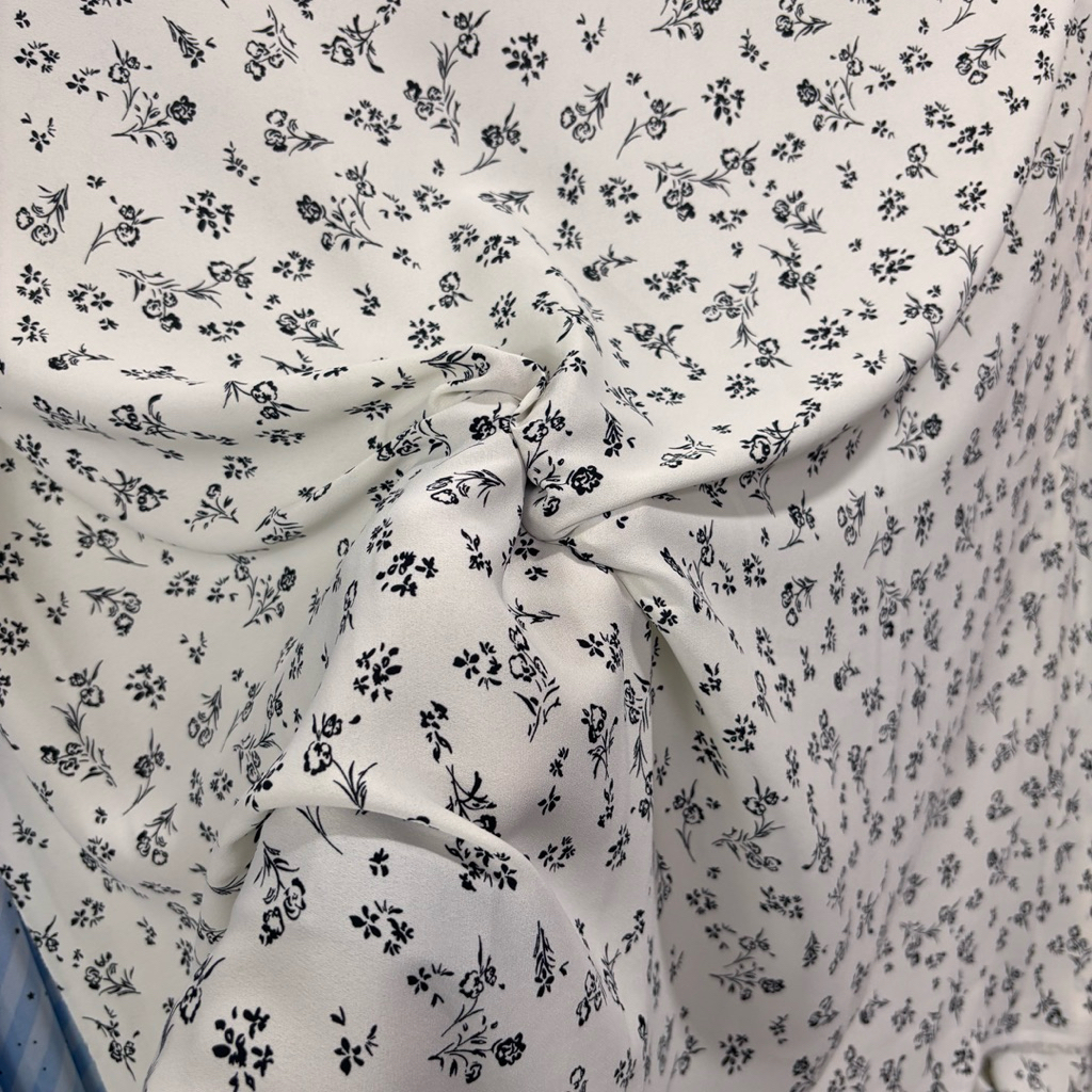 Kain Zara Crepe Motif Bunga Mini hitam putih – Kain Halus, Lembut, Cocok Gamis & Blouse lq