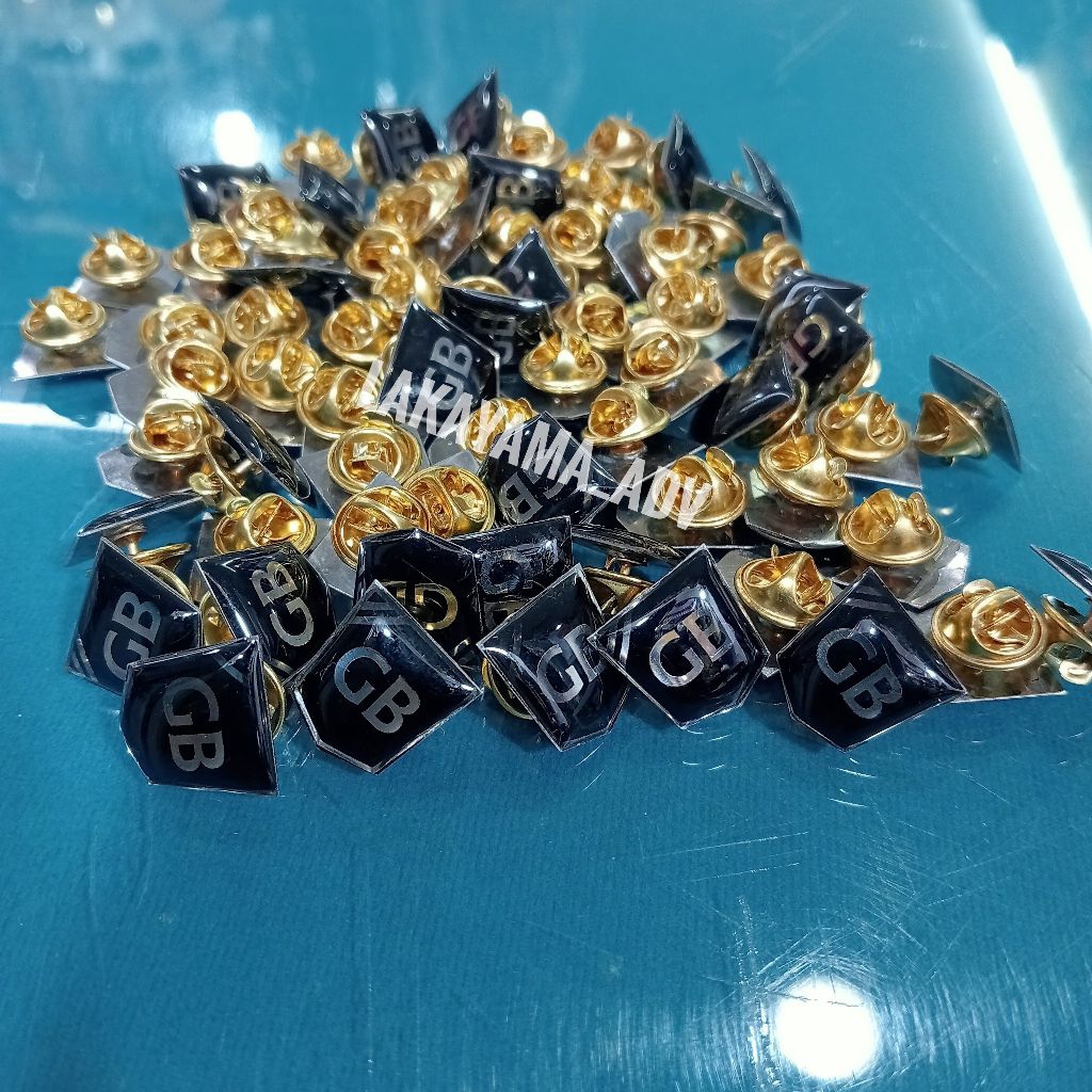 pin custom logo berlapis resin