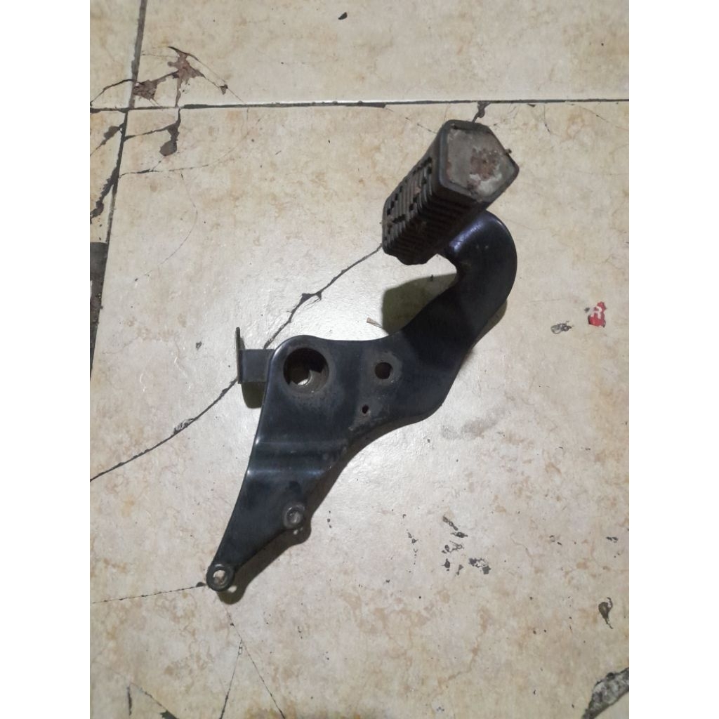 Besi pedal pijakan footstep foot step depan kanan suzuki rk cool original copotan