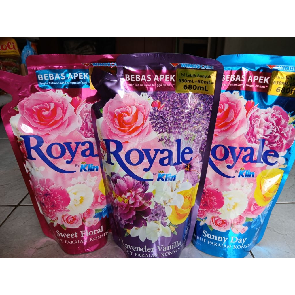 ROYALE Pewangi & Pelembut pakaian by Soklin 680ml