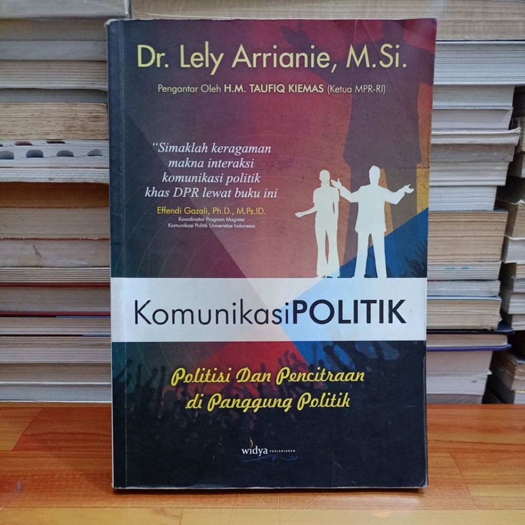 ORIGINAL BEKAS BUKU KOMUNIKASI POLITIK : POLITISI DAN PENCITRAAN DI PANGGUNG POLITIK - DR. LELY ARRI