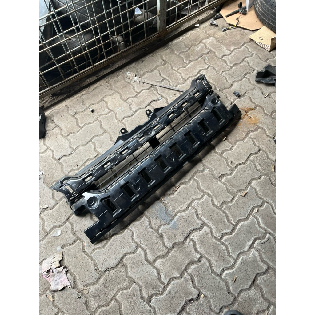 GRILL RADIATOR DALAM HIACE COMMUTER ORIGINAL
