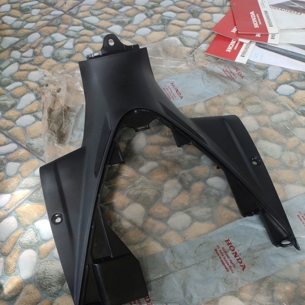 COVER MAIN PIPE RR DEK TENGAH COVER SAMBUNGAN LEGSHILD KONTAK REVO ABSOLUTE REVO DX ORIGINAL AHM 643