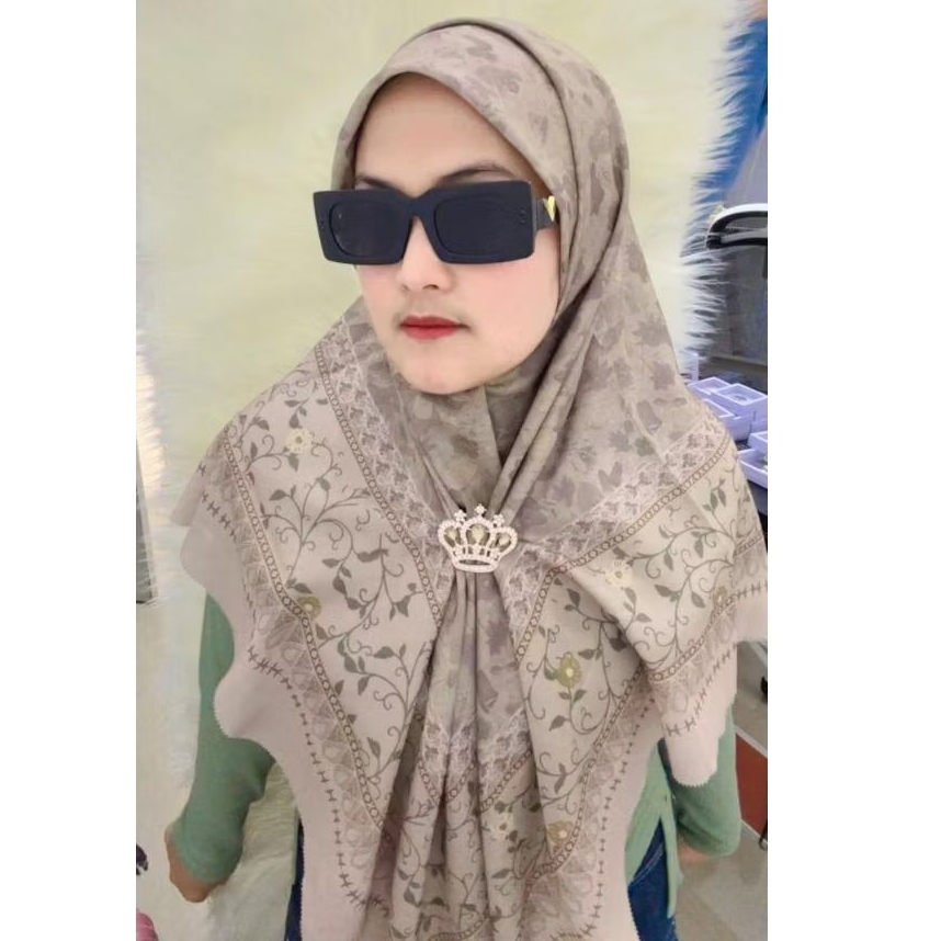 Jilbab Segi Empat Jasmine Hijab Warm Taupe Floral Motif Syar'i Mewah Premium Bahan Voal