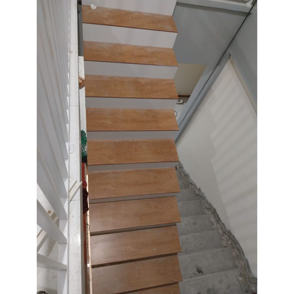 Granit tangga motif kayu dinding putih kombinasi