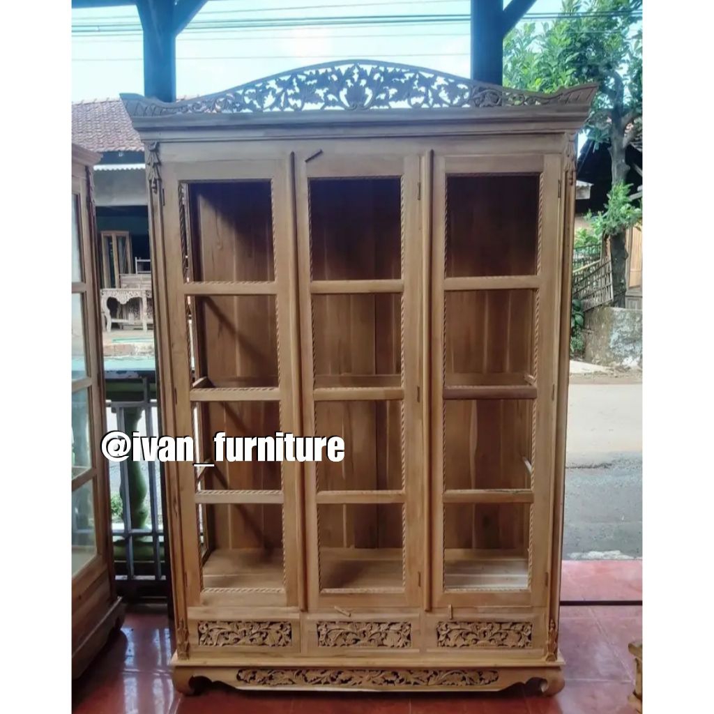 Lemari hias kayu jati ukir Jepara Lemari buku jati ukir Lemari serbaguna kayu jati