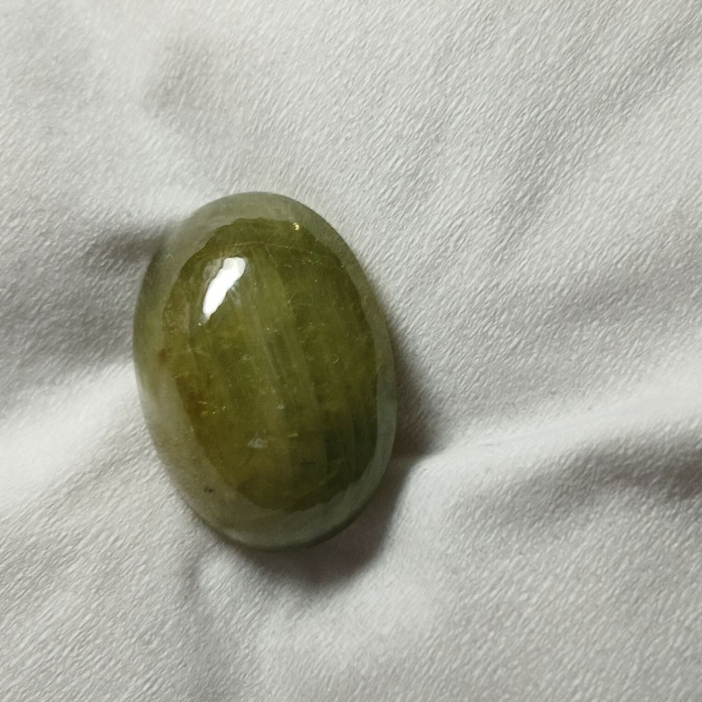 Natural green safir 32.90carat