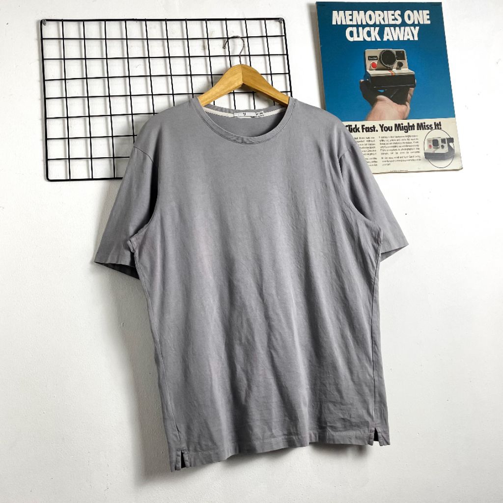 KAOS UNIQLO SIZE (L) SECOND ORIGINAL, UNIQLO BASSIC, KAOS UNIQLO AIRISM, KAOS KATUN, KAOS PRIA, KAOS