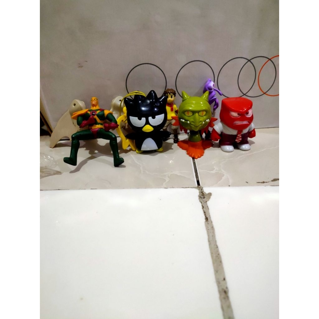 preloved mainan figure campur