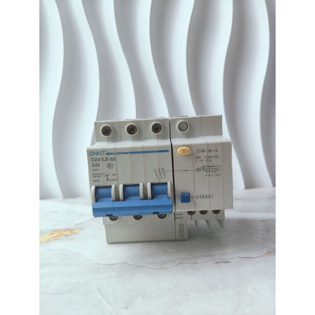 ELCB CHNT DZ47LE-32 D25