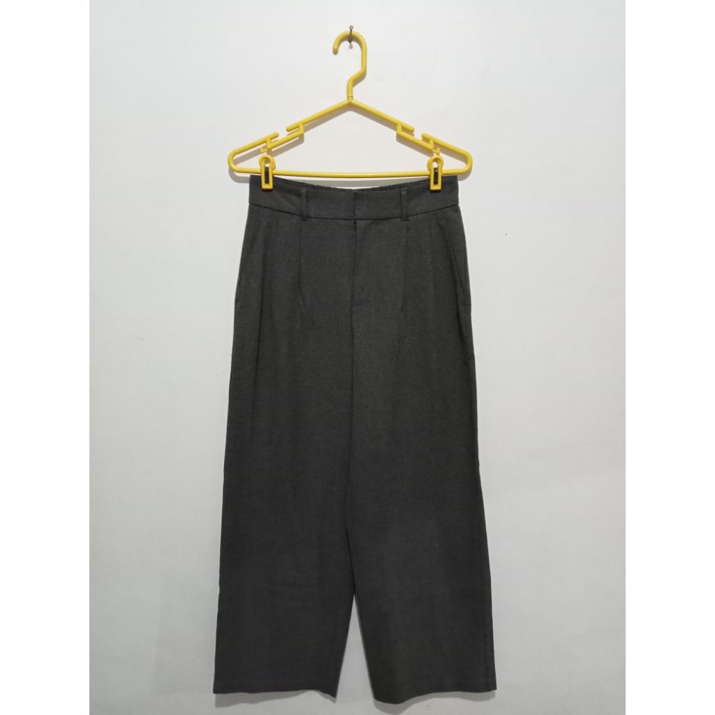 Preloved GU Tucked Wide Pants warna Abu Tua